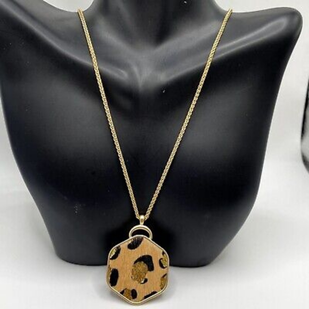 LUCKY BRAND GOLD-TONE ANIMAL-PRINT PONY HAIR DISC ADJUSTABLE PENDANT NEC…
